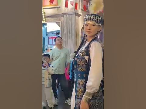 Казашка в национальной одежде приятно удивила жителей Китая - YouTube
