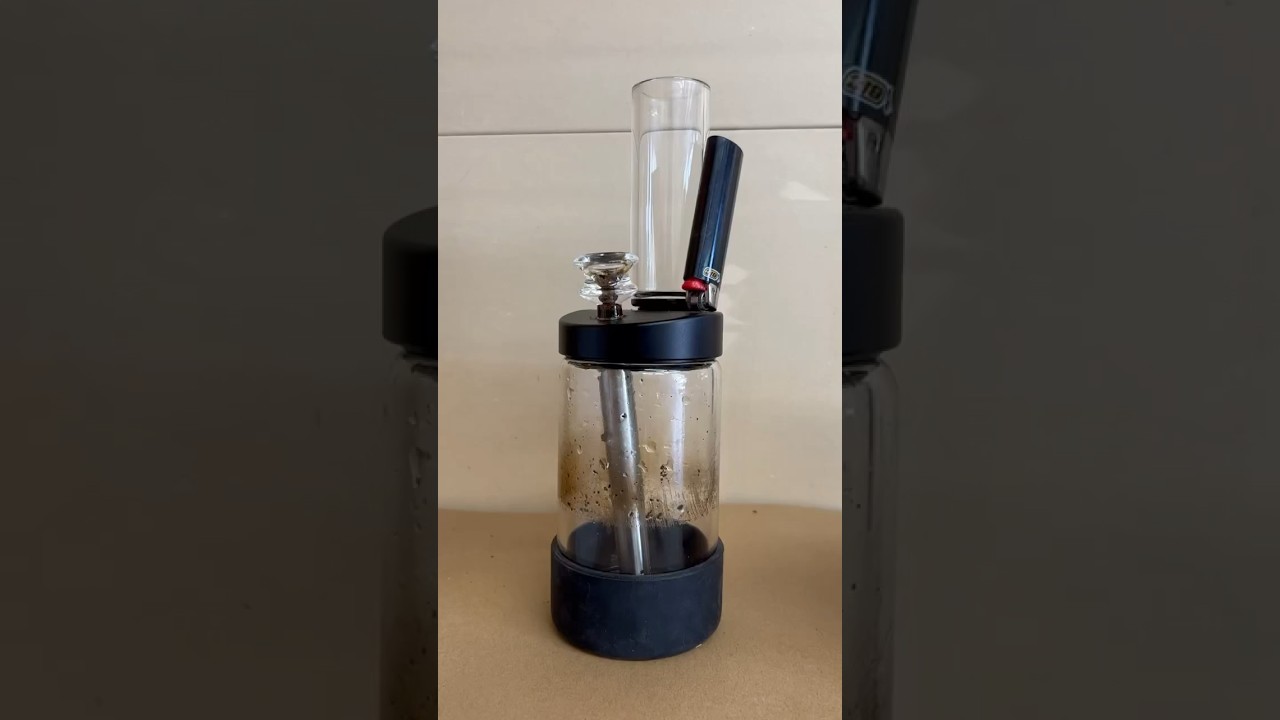 Watch how easy this b(o)ng is to clean🤯🤯