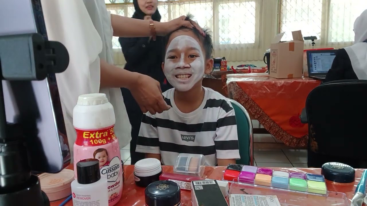 PROSES MAKE PANTOMIM UNTUK FLS2N BERSAMA ORANG TUA MURID 2