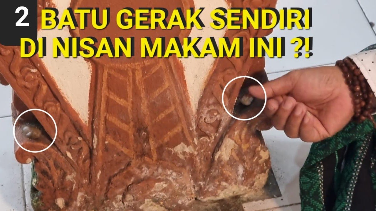 ANEH ...! ADA 2 BATU KECIL BERGERAK SENDIRI DI MAKAM BANGKALAN MADURA ?!