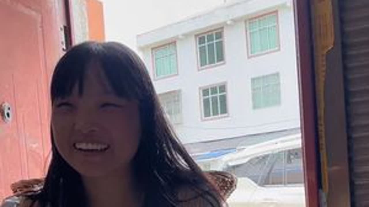 摘点枇杷杏子给爸妈他们背下去吃 #我的农村真实生活 #大山的生活