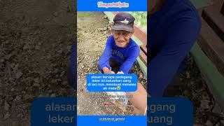 Download Lagu sama sama sedang sepi pembeli pedagang leker ini memilih berbagi kepada kakek yang lebih membutuhkan MP3