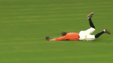 NYM@SF: Pence sprints over to make great diving catch