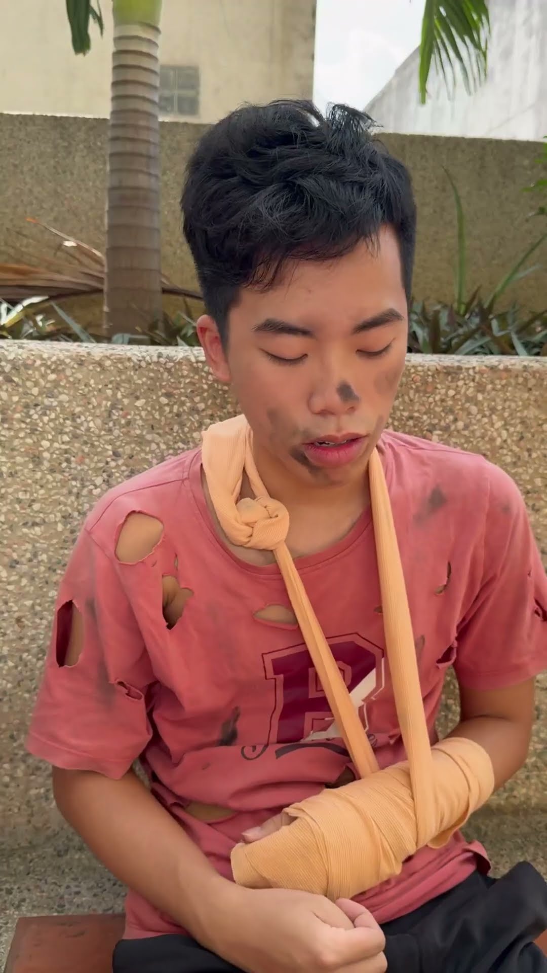 SH - Mở dùm chai nước cho chàng trai bị gãy tay || Open a water bottle for a guy with a broken arm