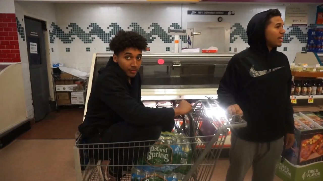 WE GOT KICKED OUT OF THE STORE FOR THIS... vlogs in spanish