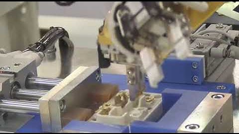 Robot Mitsubishi Electric lắp ráp hoàn thiện bộ ô cắm điện I Soket Install