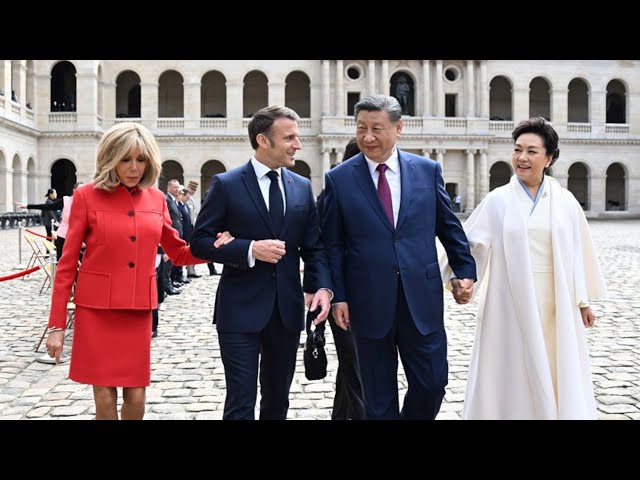 Chinese President Xi Jinping and his wife Peng Liyuan welcomed by France's Macrons at Elysee Palace class=