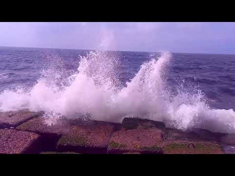 وسط البحر الهايج وأنا ساير تلطمني أمواجه تجعلني حاير و يسوع باين تركني ولا عدت أشوفه من ضعف إيماني