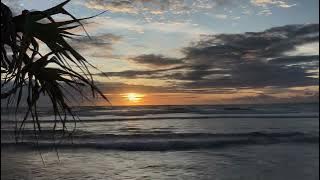 MENTAHAN SENJA DI BIBIR PANTAI.