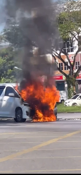 ALAMAK! Kali ini Toyota Alphard Terbakar, Kereta Hangus! #shorts