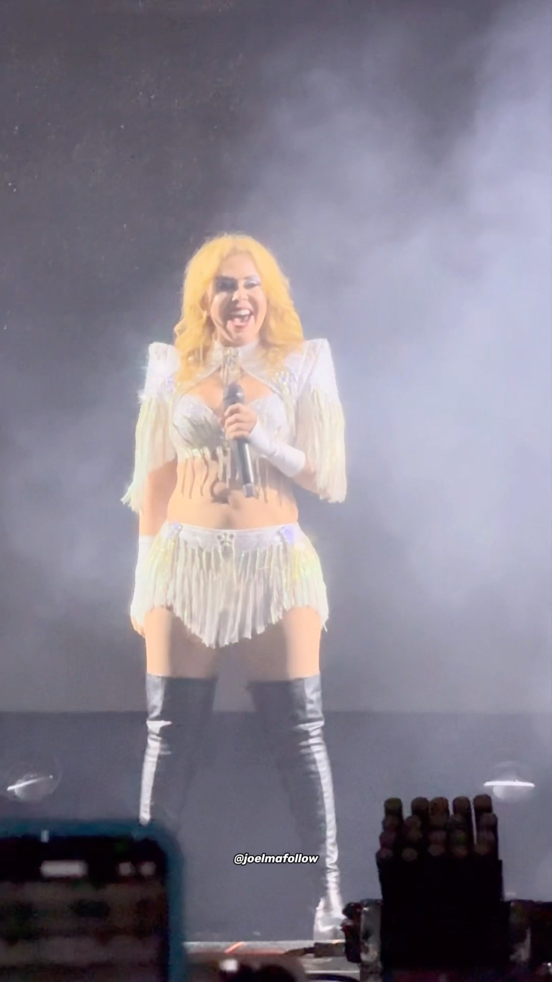 Joelma entra em palco gritando Isso é Calypso