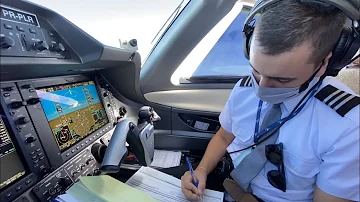 Quantas horas por dia trabalha um piloto de avião?
