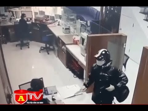 Video Bắt giữ 2 đối tượng cướp ngân hàng Vietinbank tại quận... - youtube