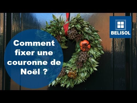 Comment fixer une couronne de Noël ?