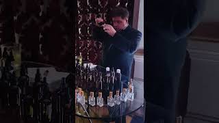 Олег Чазов парфюмер составляет аромат для гостей вечеринки