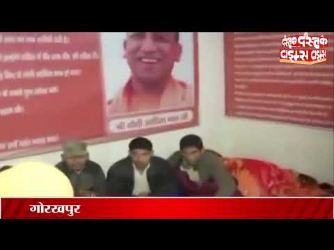 गोरखपुर पहुंचे CM योगी, जरूरतमंद को बांटे कंबल