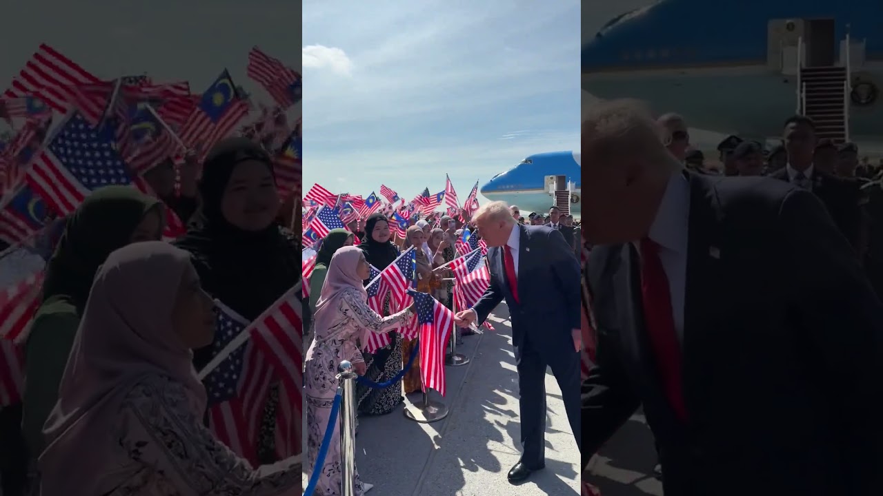 President Donald Trump holds up American and Malaysian flags 🇺🇸🇲🇾