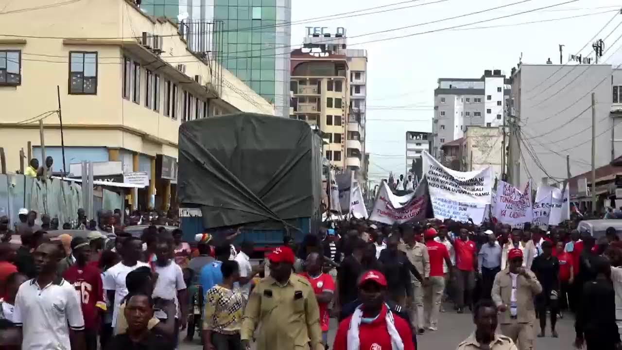 LIVE  MWENYEKITI WA CHADEMA FREEMAN MBOWE AKIOGOZA MAANDAMANO YA AMANI MWANZA