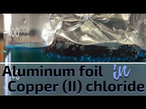 Video: Wat gebeur wanneer koper II-chloried met aluminium reageer?