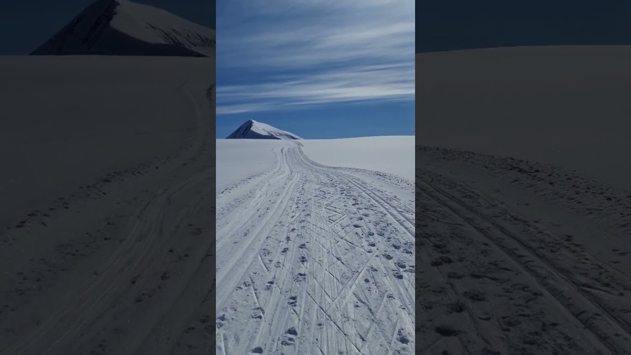 Идеальный зимний день для похода на заснеженную гору