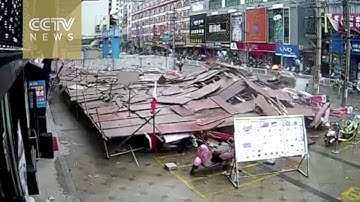 Shocking moment: Two men trapped as scaffolding collapses
