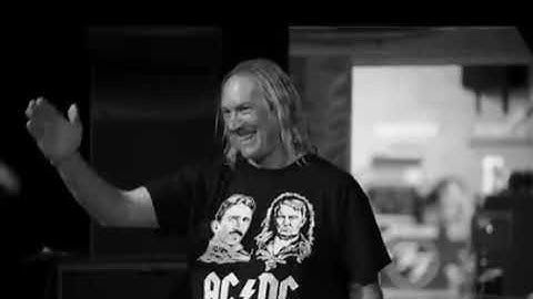 Foo Fighters officially have a new drummer !! Welcome Josh Freese !!