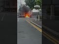 Auto in fiamme attraversa Belfast: il video da film