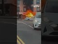 Auto in fiamme attraversa Belfast: il video da film