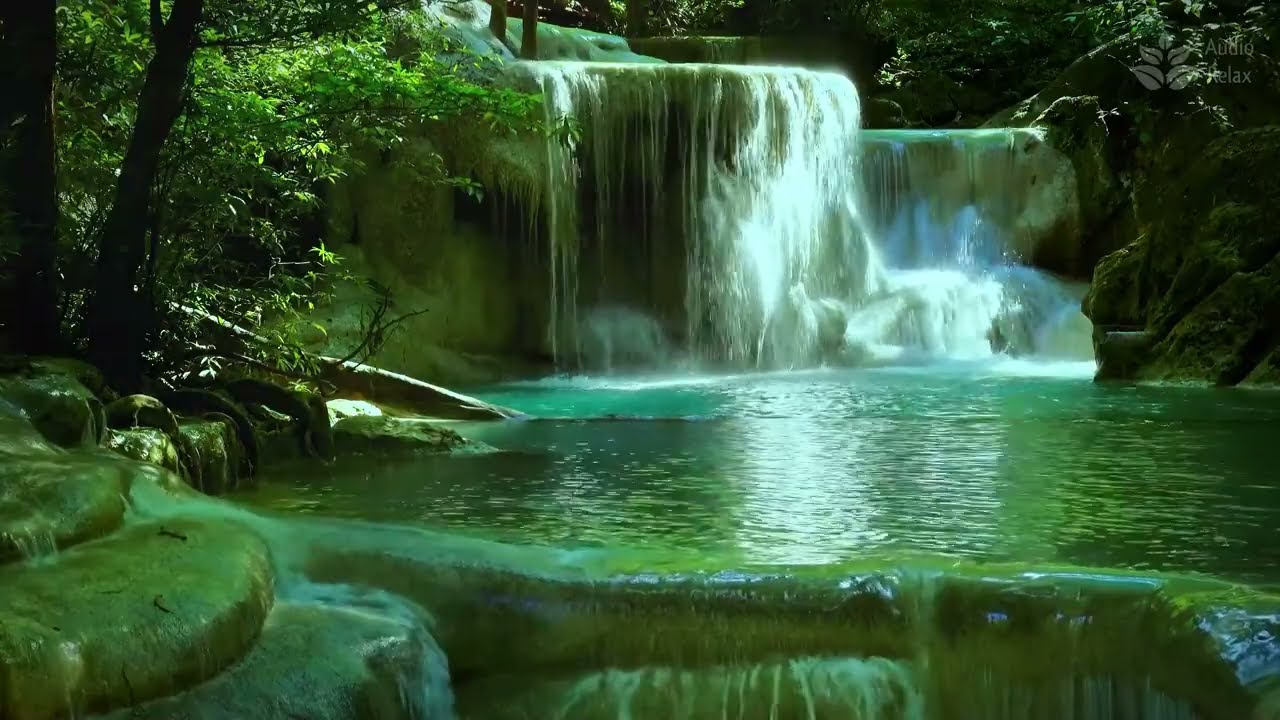 Волшебный водопад в зеленом лесу. Звуки бирюзового водопада для сна. 10 часов