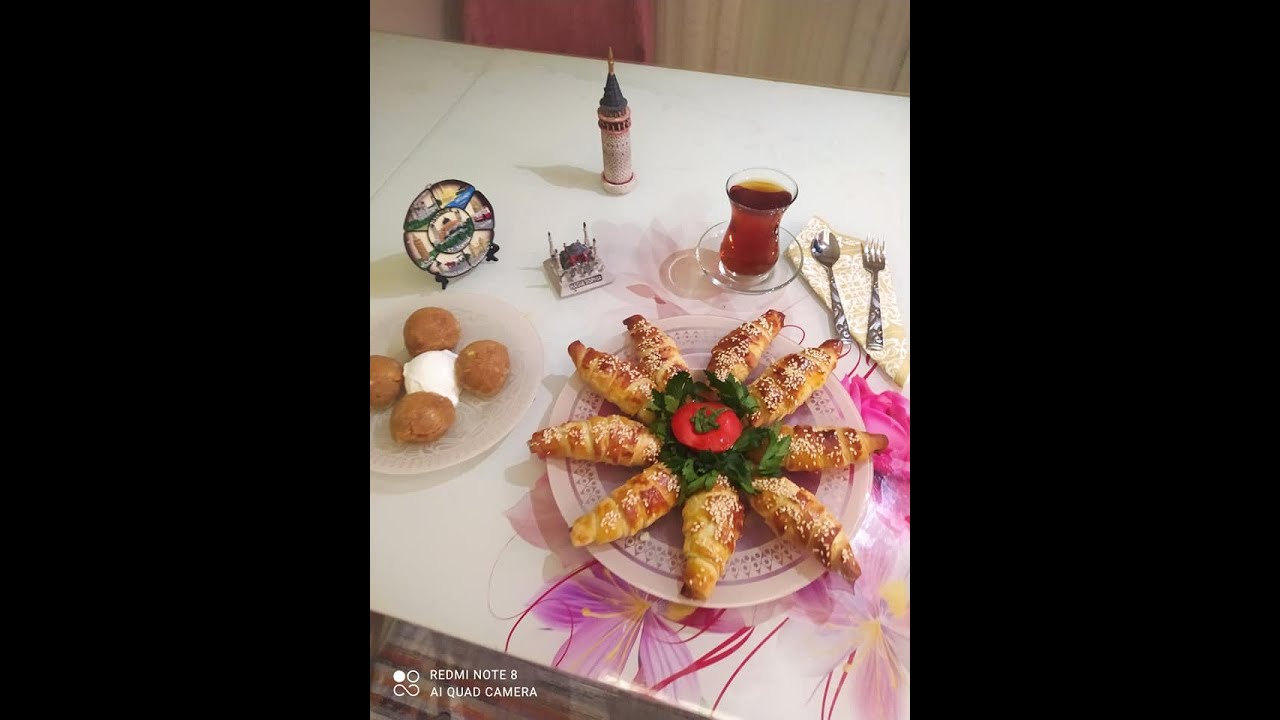 Bourek turc sous forme de croissant irmik halvası  بوراك تركي و حلوة دقيق ارميك