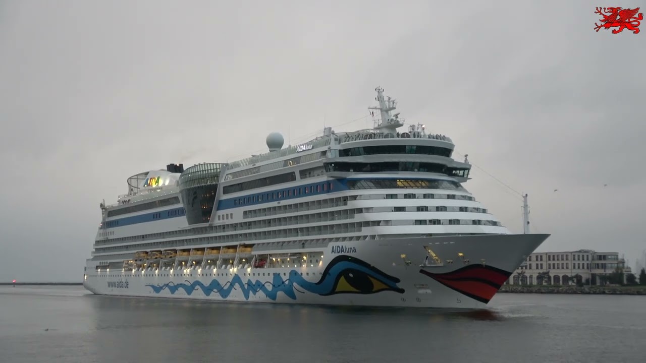 13.09.2026 Warnemünde: Das Kreuzfahrtschiff AIDAluna um 6:50 Uhr beim Einlaufen am Molenfeuer.