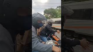 Detik-detik Seorang Kakek yang Membawa Sepeda hampir Terlindas Kereta Api