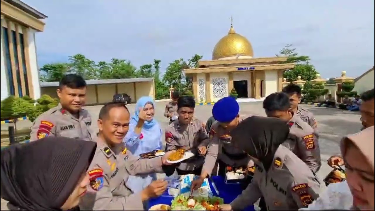 RAYAKAN HARI ULANG TAHUN BERSAMA ANGGOTA, KOMBES POL. AGUS TRI WALUYO MINTA ANGGOTA TETAP SOLID.