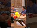Pablo se queja de que no pudo cerrar el ojo en la noche por culpa de sus compañeros y la plática. 😴