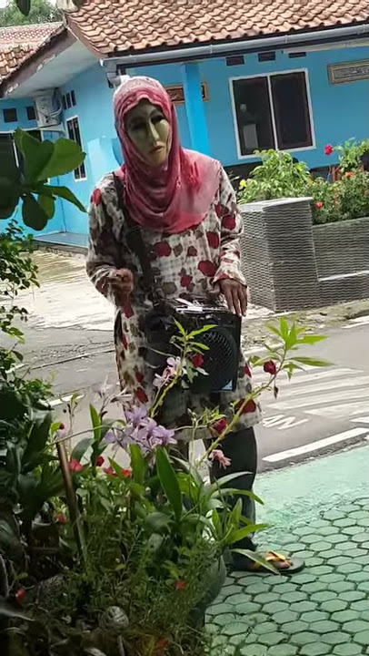Pengamen bertopeng  (malu kali)