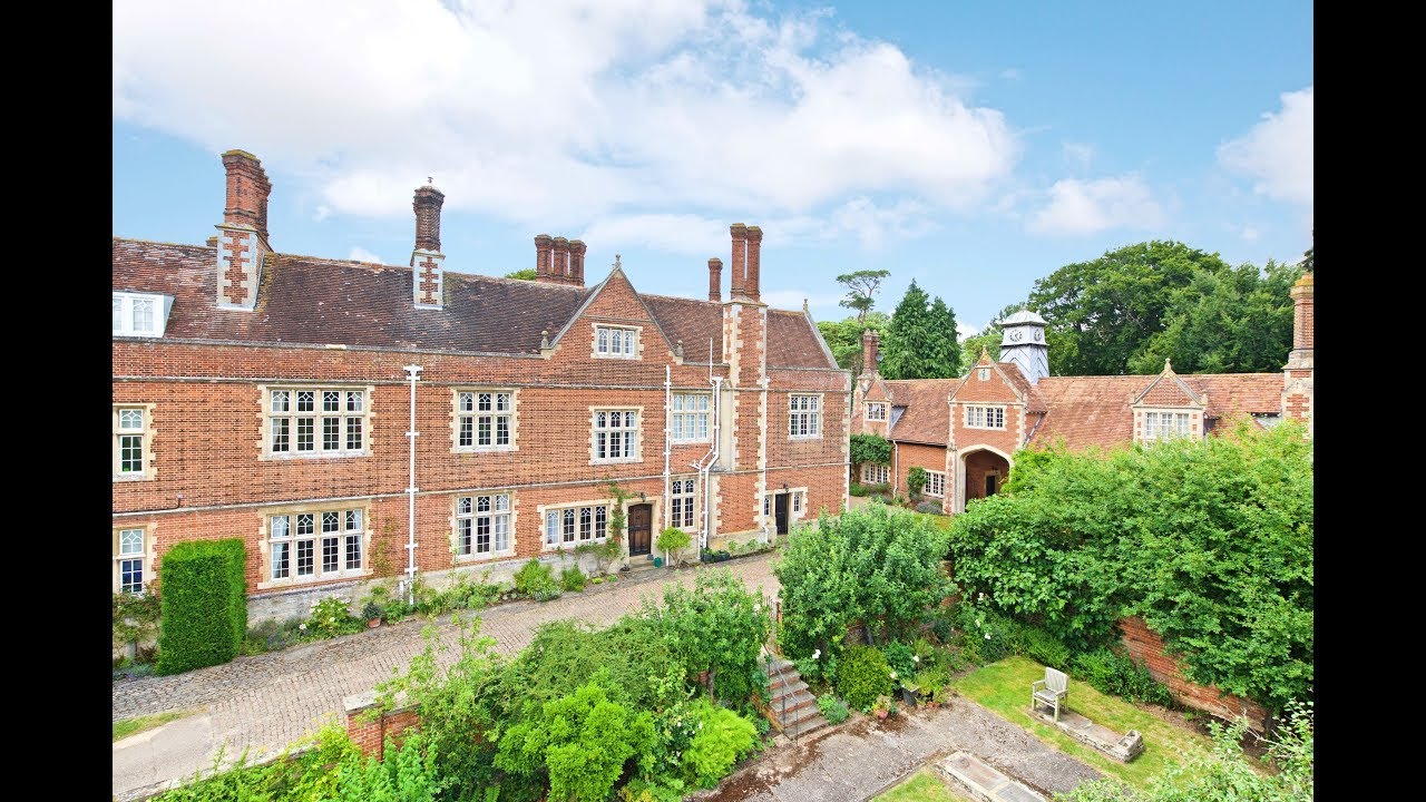 East wing of Grade II listed 16th century mansion in Buckinghamshire