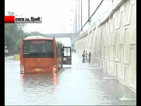 Heavy rain in Delhi-NCR; bus stuck on NH 24