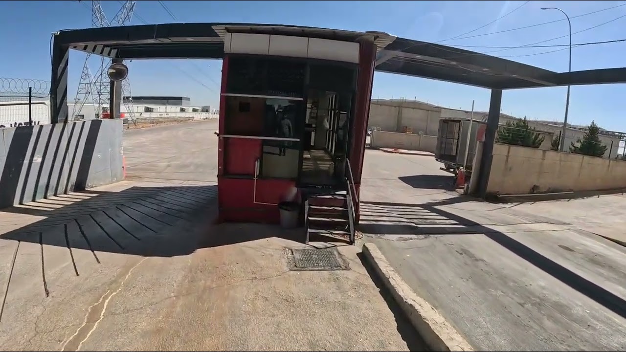 تحميل بضائع على الشاحنة