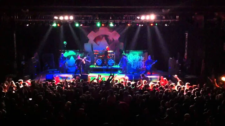 Crown The Empire - Memories of a Broken Heart - Live in Mil