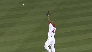 TEX@LAA: Kendrick times leap perfectly to rob RBI hit