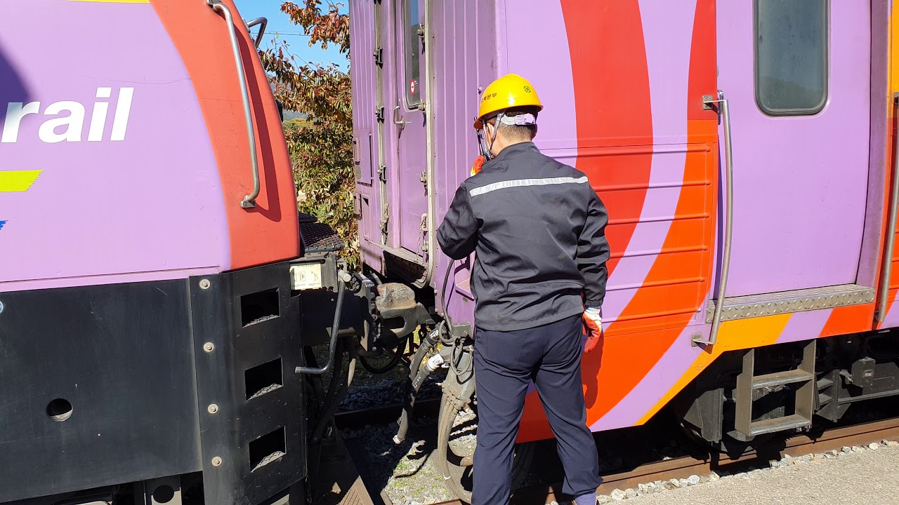 정선선 아우라지역 디젤기관차 7600호대 기관차-객차 연결 영상(정선아리랑열차 A-Train)