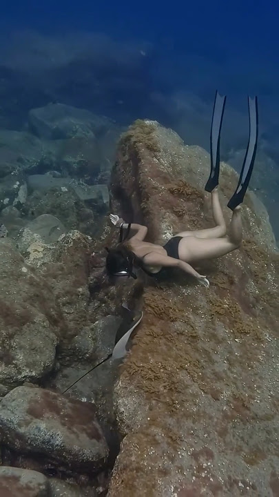 Beautiful Girl Swimming in Underwater 75 #shorts #clearopenwater