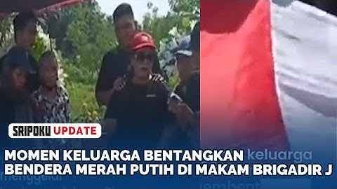 Momen Keluarga Bentangkan Bendera Merah Putih di Makam Brigadir J, Nyanyikan Lagu Gugur Bunga