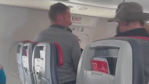 VIDEO: Man allegedly tries to open door mid-flight