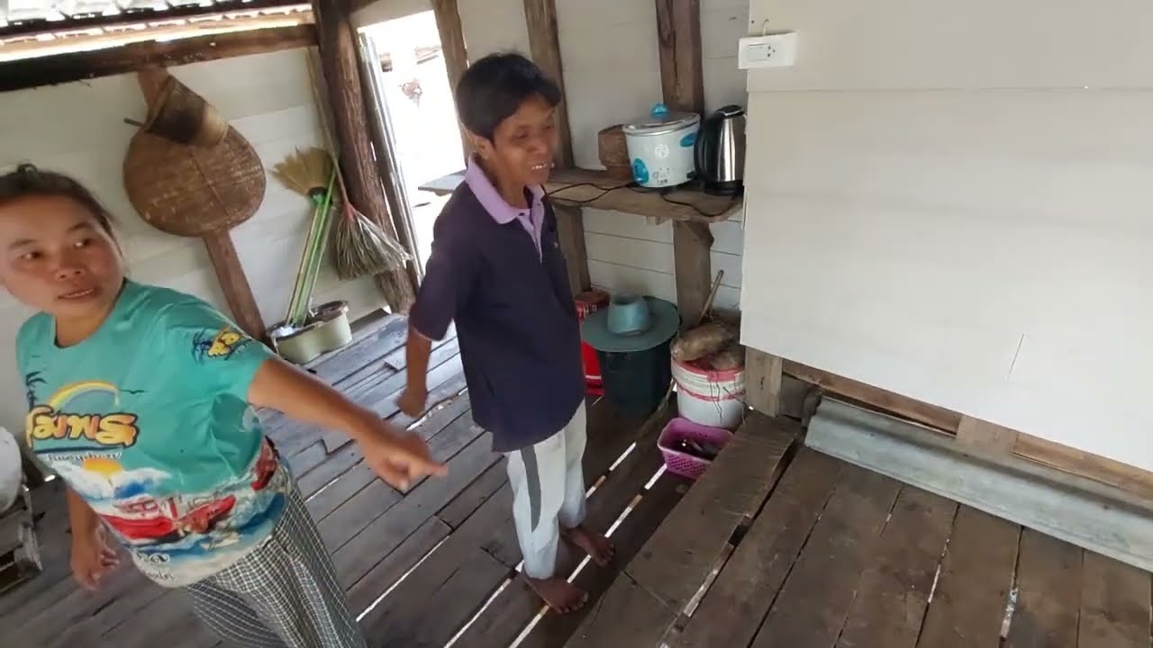 แวะเอาของกินที่ป้านงชอบมาให้