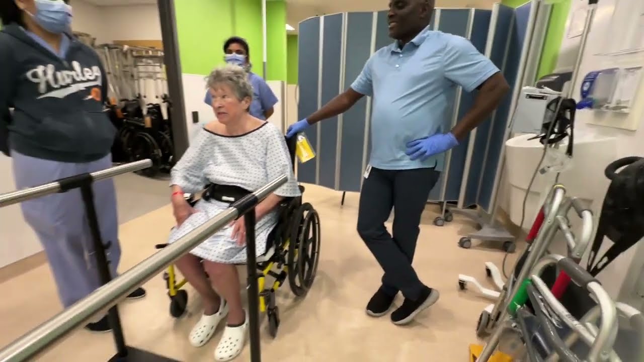 Мама пробует и берётся за брусья. 🥹