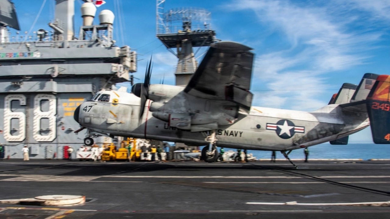 米海軍「空飛ぶ宅配便」が最後の着艦 60年活躍したC-2Aグレイハウンド
