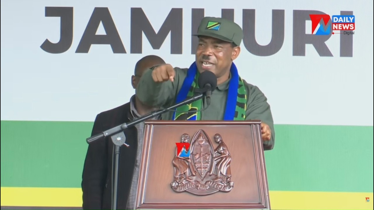 WAZIRI MKUU AMUWASHIA MOTO MKANDARASI 