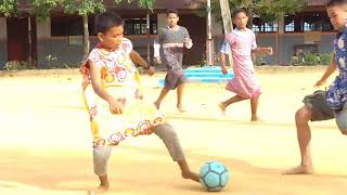 Bermain futsal dengan memakai daster
