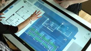 L'application multitouch pour les agents immobiliers présenté sur une table interactive